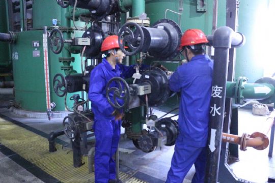 点击查看详细信息<br>标题：检修人员正在处理阀门缺陷 阅读次数：1723